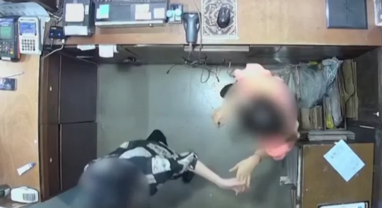 Botschafter Frau slaps der Arbeiter, der Botschafter wird entlassen
