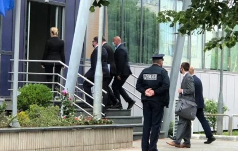 Palmer und Lajcak verlassen die Präsidentschaft und gehen zu Kurts Regierungstreffen.