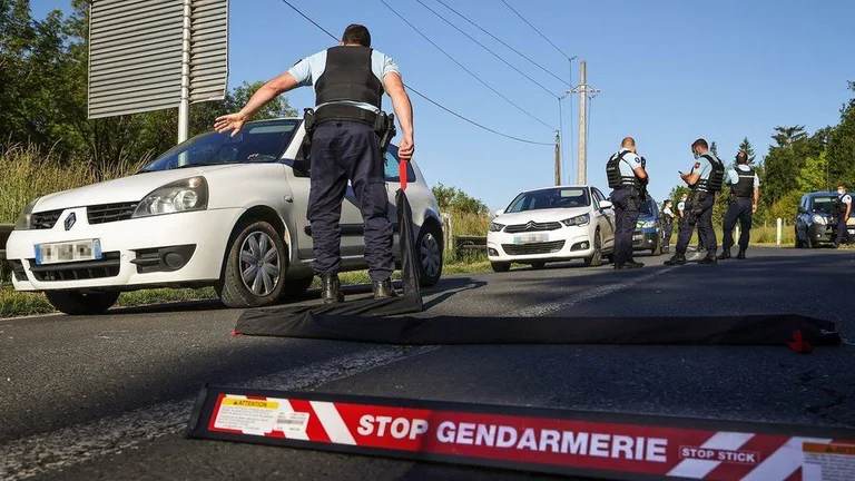 Frankreichs Polizeistaat der ehemalige bewaffnete Soldat, der sie erschossen hatte