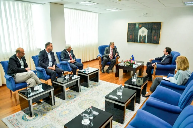 Kurt incontra NexMedin Spahiun con gli amici: parla dei problemi della televisione locale
