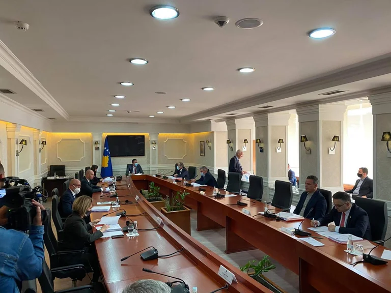 Headship se reúne, decide por interrelación con el Ministro de Hekuran Murati