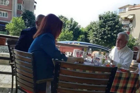 La vergogna ha un nome: il vice del primo ministro incontra condannato per aggressione sessuale