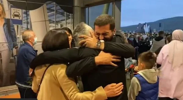 Exil bricht in Tränen, wenn er Familie trifft, 29 Jahre nicht in Kosovo