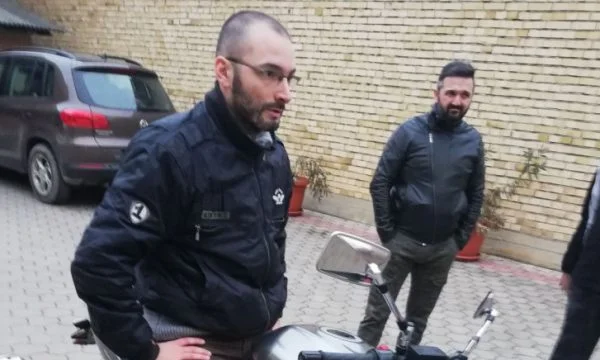 motocyclette d'accident serbe de Belgrade dans le nord de Mitrovica