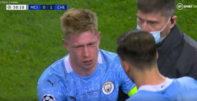 Il a été forcé de quitter le combat, De Bruyne montre à quel point il a été blessé.