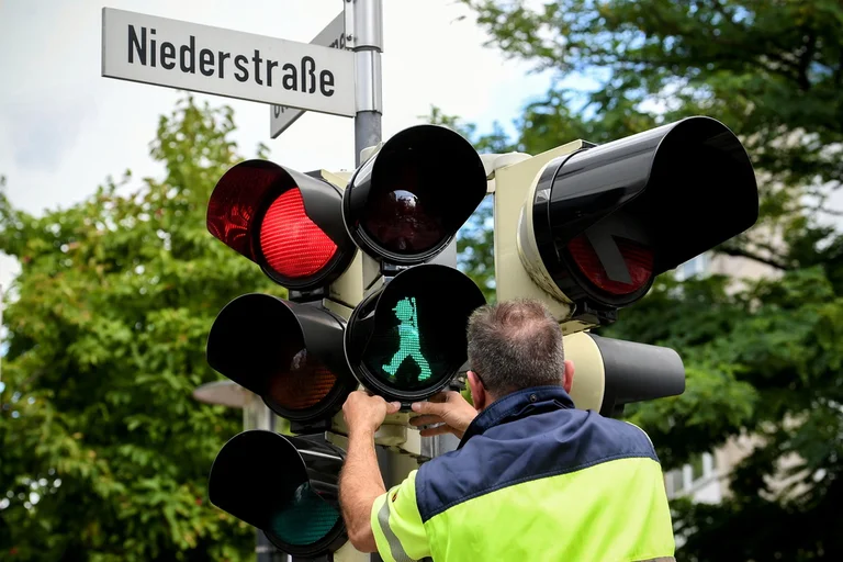 Er blieb grün, die Polizei bestraft den Fahrer