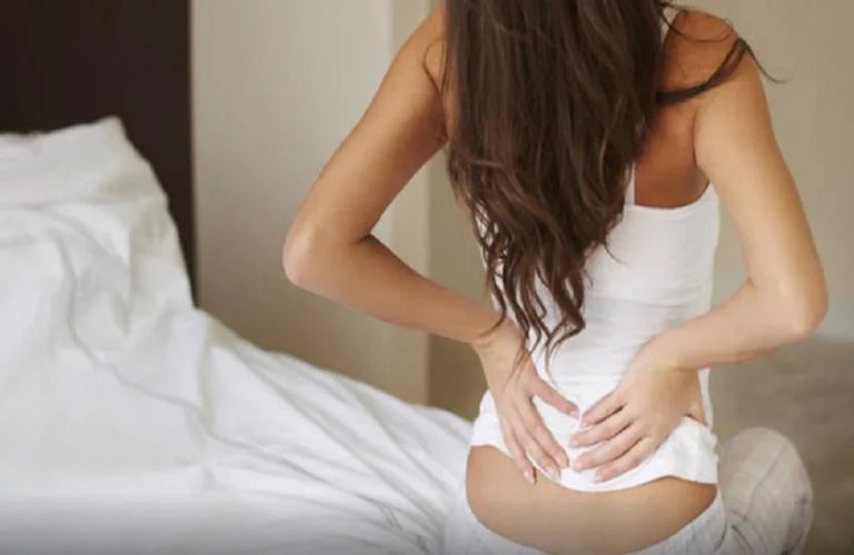 Quatre situations que vous ne devriez pas ignorer la douleur dorsale
