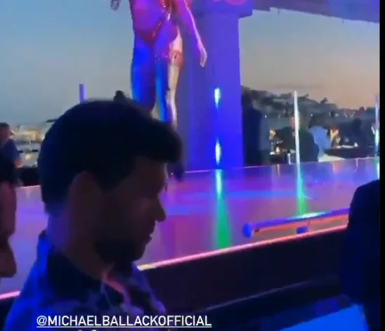 Michael Ballack überzeugt nicht einmal Partys und Mädchen, sieht CLs Handy-Endungen.