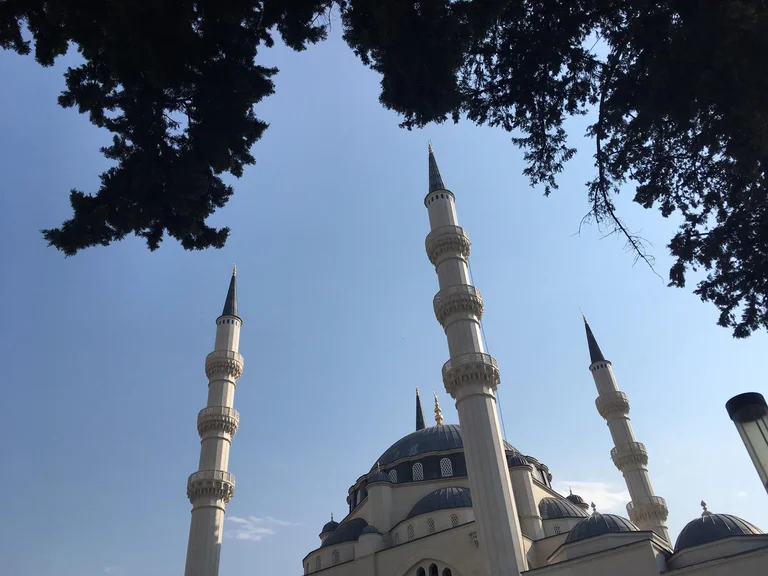 Die Menschheits Brust wird in einer Moschee in Gracanica verloren