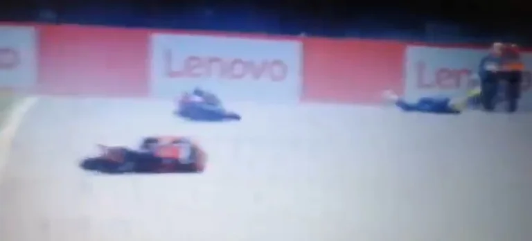 Heavy crash in Moto GP, the driver is taken by helicopter to hospital with an emergency