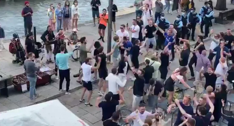 Die Fans von Chelsea und der betrunkenen Man City Überlauf vor dem großen Finale von CL