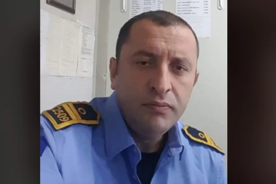 Bosnische Polizei schreit nach dem Schreiben mit Hass der Albaner