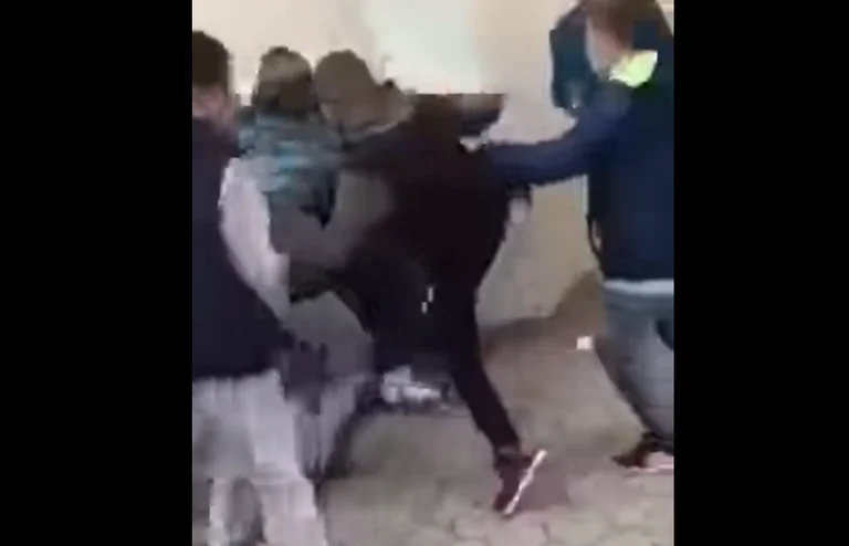 Confessione di madre di 15 anni che è stata brutalmente picchiata in una scuola a Pristina