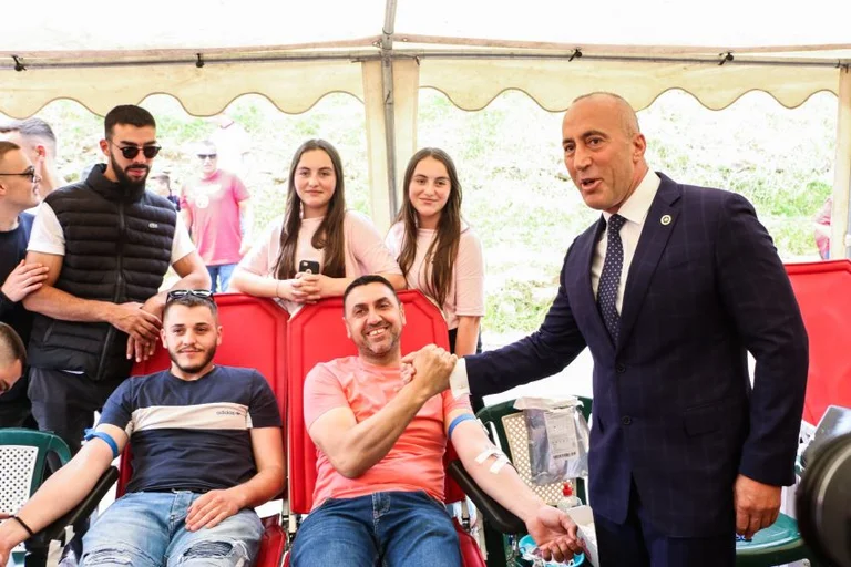 Haradinaj spendet Blut an Krabreg in Epper, dank medizinischer Teams für die Arbeit, die sie tun