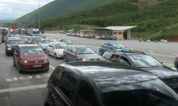 Autoblasen an der Grenze, Kosovar nach Albanien für Wochenende
