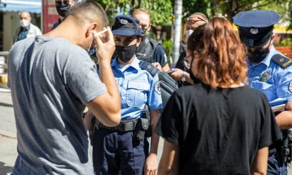 Las personas que caminan solas en el camino no estarán obligadas a usar una máscara