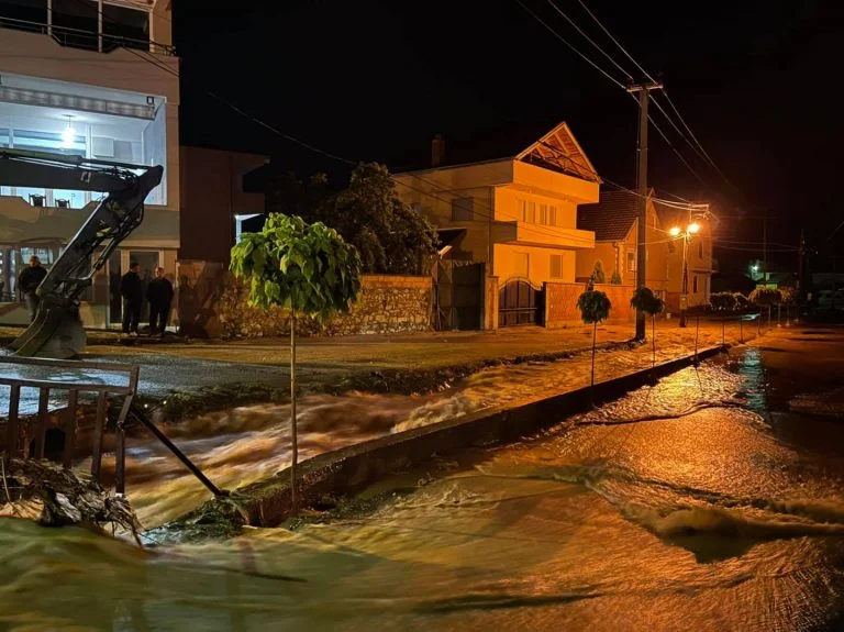Fluting in Presevo, Kosovo, Albanien Suche nach Hilfe