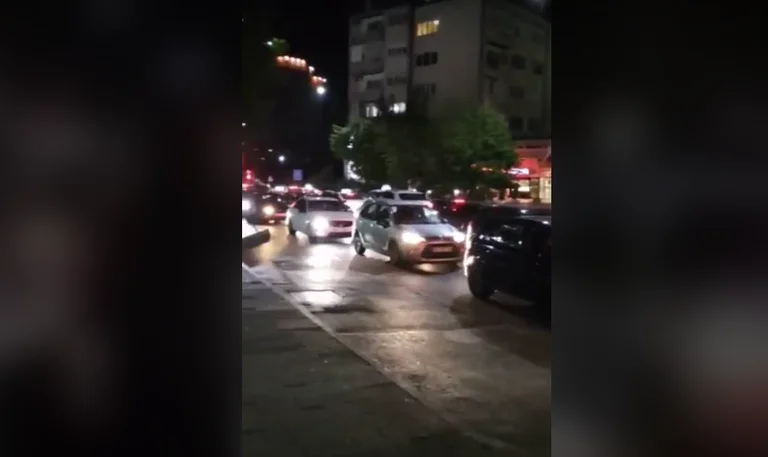 Moos: Strade bloccate a Pristina, cittadini aggrappati alle ore di polizia, trombe