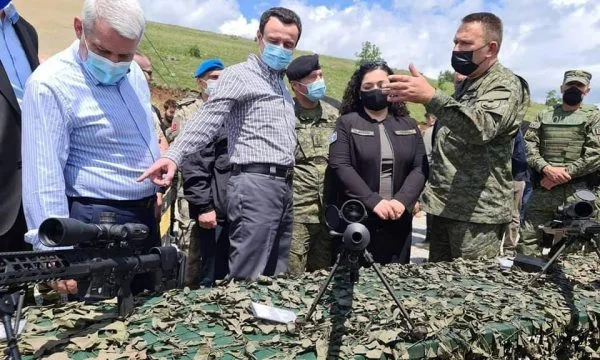 Behrramme ironiza con Kurt: Muy exótico, junto a las armas por primera vez