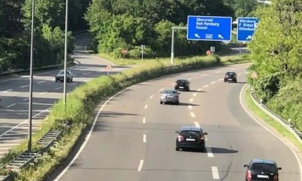 This too: They stopped to rest, the husband forgets his wife on a highway in Germany