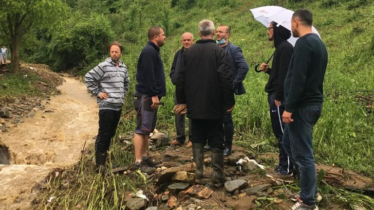 20 famiglie intrappolate in Pograge e Sllubica, le squadre di pronto soccorso di Gjilan vengono al loro aiuto