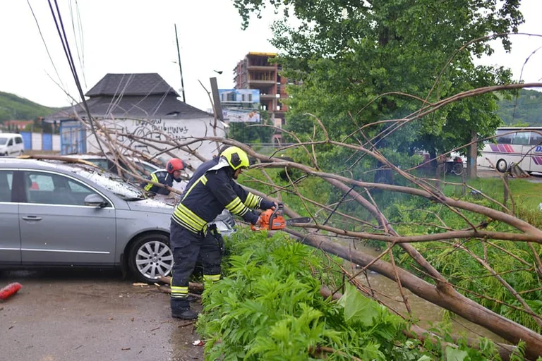 Rainfalls in Kamenica cause material damage as tree branches fall on cars