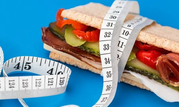 Wie viele Kalorien müssen Sie innerhalb eines Tages essen, um Gewicht zu verlieren?