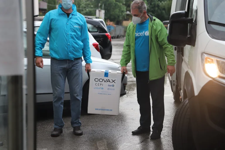 Eine Spende von COVAX, 100.000 Pfizer-Impfstoffen kommen in Kosovo