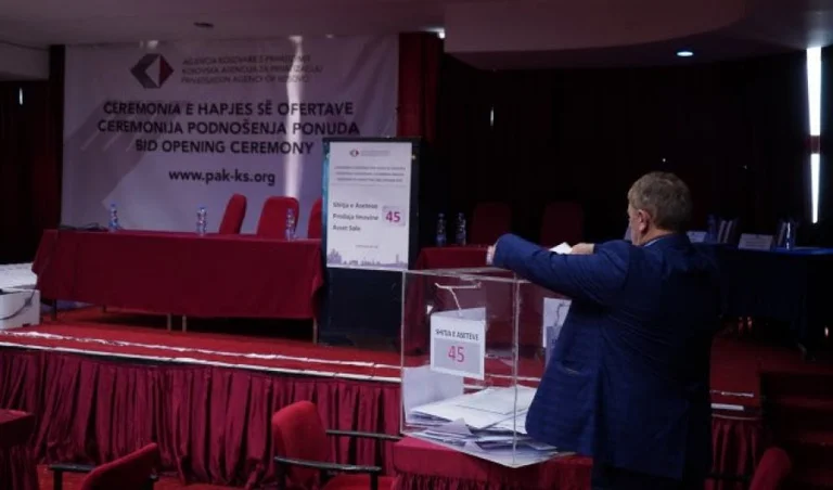 Kosovos Versammlung lehnte den AKP-Board ab, aber wie ging dieser Privatisierungsprozess nach Kosovo?