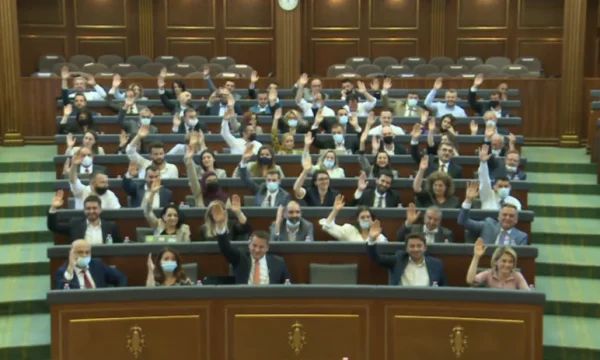 Parlament lehnt AKPA-Vorstand ab, VV mit Applaus