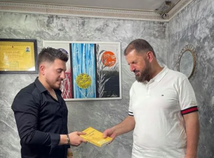 Hodge Shefqet Krasniqi en la costosa nevera donde los VIPs van: Déle el libro con el título más interesante