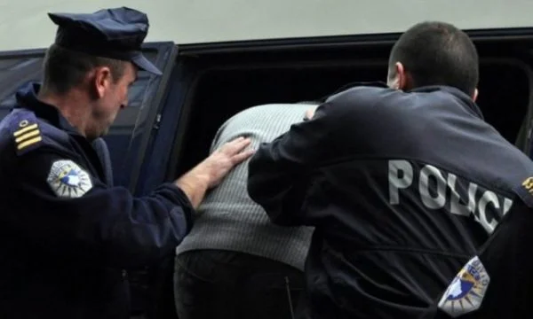 Arrestohen katër persona të dyshuar për kontrabandë me emigrantë