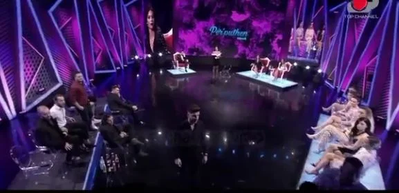 Il momento è pubblicato quando la Patria ha gettato la sedia in Albania