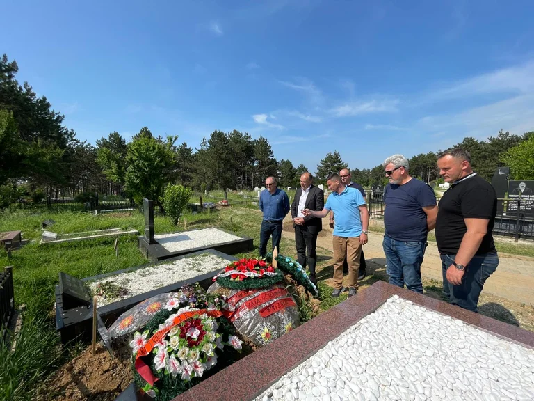 Hoxhaj commemora i martiri uccisi in “Trima leggenda