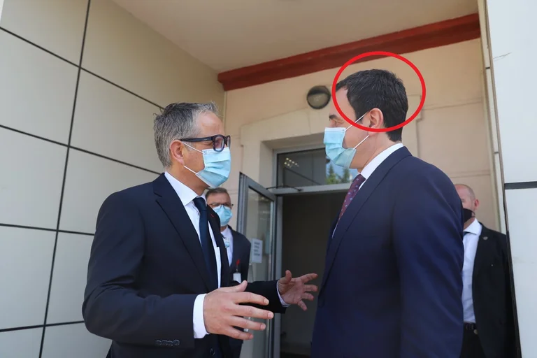Unos días en el poder, la (Foto) del Primer Ministro Kurti está hecha para significar.