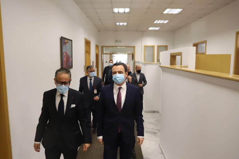 Kurt visita a Arben Vitita, le dice cómo va la vacuna.