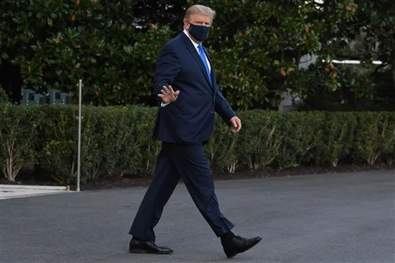 Ekspertët: Mosha dhe pesha e Trump, faktorë në përballjen me COVID-19