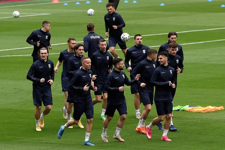 Giocatori di calcio che indosseranno la lanterna del Kosovo alle partite di giugno