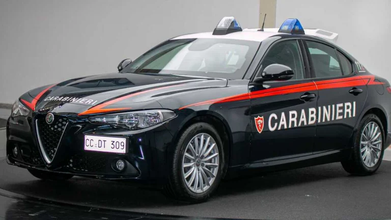 Italienische Polizei mit kugelsicheren Autos von Alpha Romeo