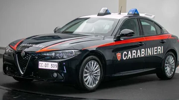 Policía italiana con coches a prueba de bala Alpha Romeo