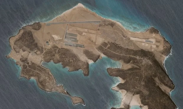 Entdeckend: Die geheimnisvolle Luftbasis wird auf der Vulkaninsel in der Nähe von Jemen gebaut