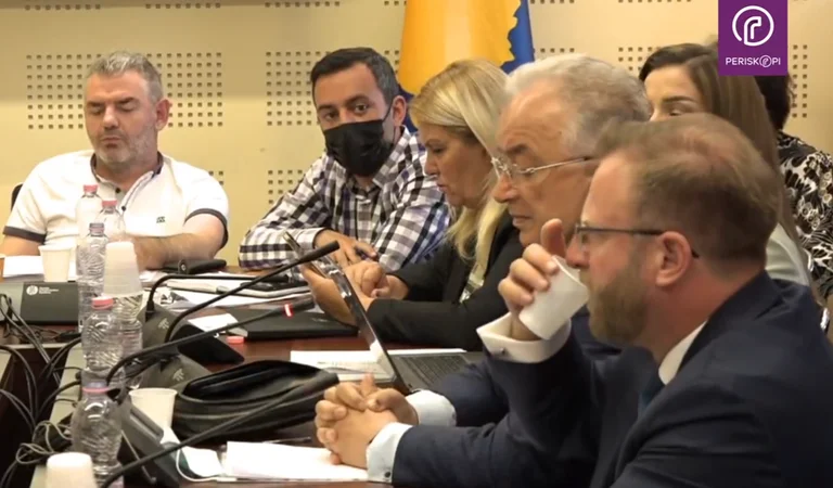 “ “Nous devons trouver l'eau chaude” Xhavit Haliti questions sur Donika Gervala