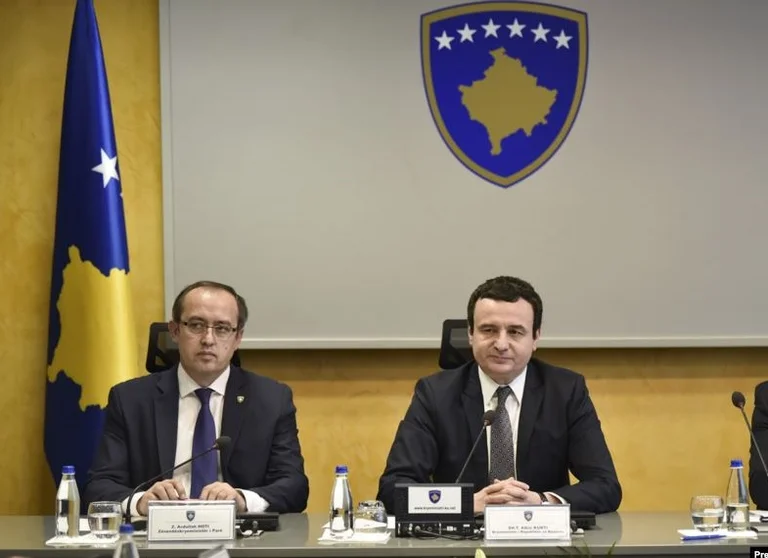 La red explota: Ciudadano dice que Dula ha tomado los papeles de Kurti.