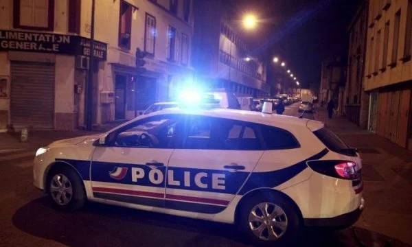 Kosovar stabs seine Freundin vor dem Mädchen in Frankreich