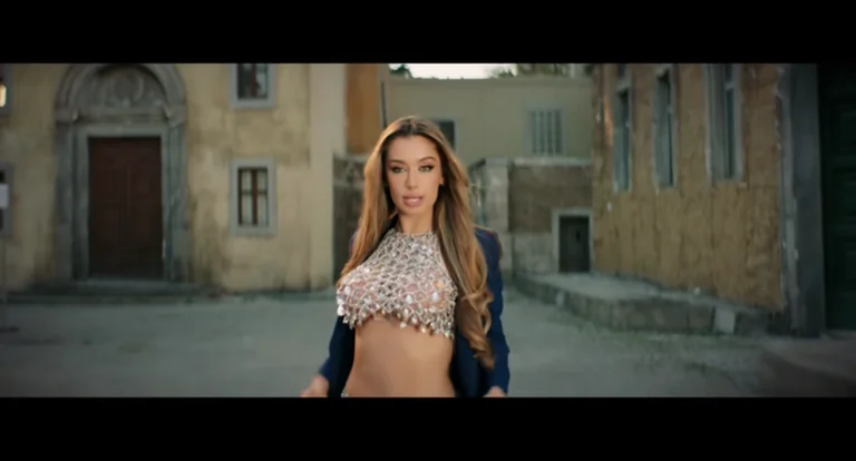 La chanteuse serbe emprunte la chanson albanaise la plus populaire : Le mouvement provocateur atteint environ 1 million de clics et demi en 3 jours