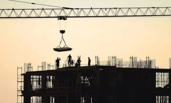 El economista escribe sobre el blanqueo de dinero en los edificios balcánicos, menciona albaneses