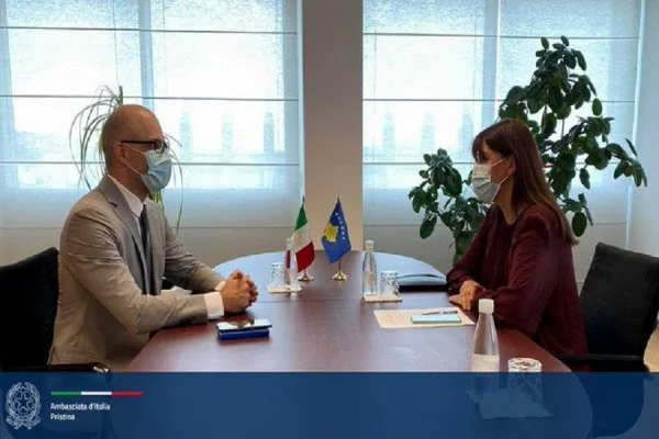 Italienischer Botschafter trifft sich mit Minister Haxhiu, diskutieren Kampf gegen Kriminalität, Korruption im Kosovo