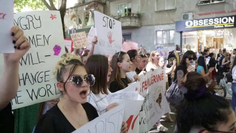 E' andata alla protesta contro gli abusi, e' la ragazza che ha attraversato la rete: Perché ho scelto questo modo
