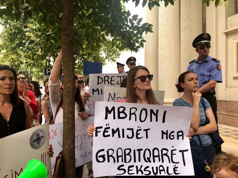 Uno stupro di quindici anni, dice zio: adoro lo stato, quindi perdono cinque persone, oggi sarebbero nella tomba.