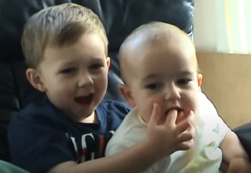 Charlie me mordió el dedo Se vende suma arrogante de vídeo viral